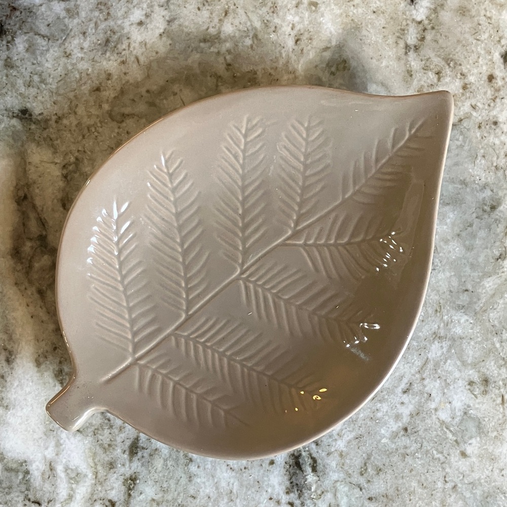 Crate & Barrel Autunno Appetizer Plates--Leaf Shaped Set of 3 - Picture 4 of 7